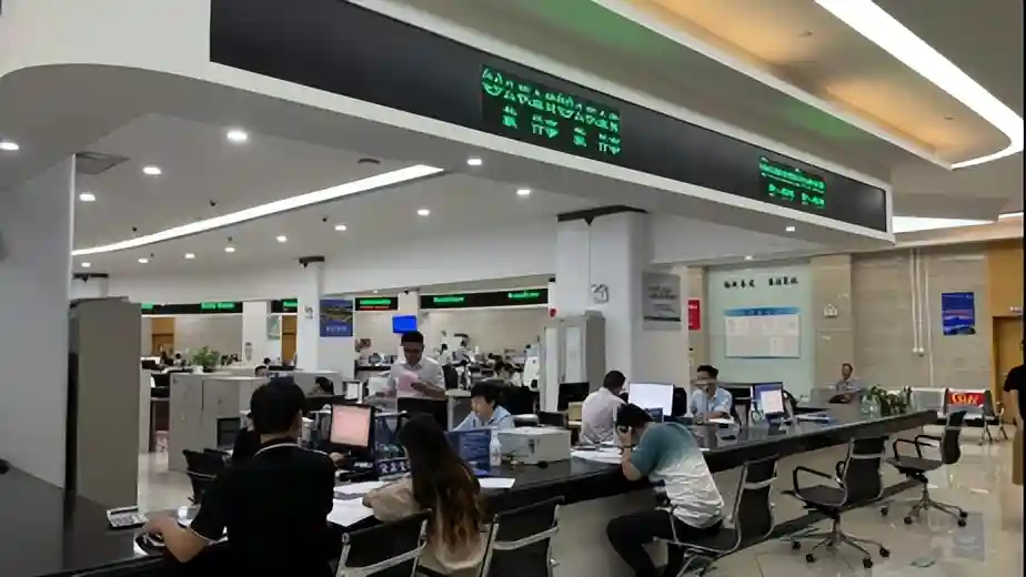 推行综合柜员制 深化“一窗受理”服务